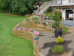 The finished retaining wall, garden and fence (81 KB)